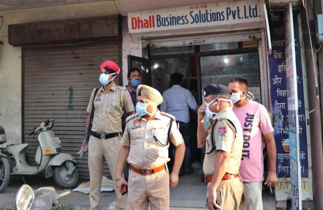 Police conducting an investigation after the robbery attempt at a money exchange shop near Dharampura Chowk in Ludhiana on Monday. (HT Photo) Police conducting an investigation after the robbery attempt at a money exchange shop near Dharampura Chowk in Ludhiana on Monday. (HT Photo)