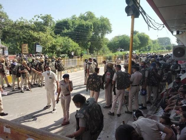 Security tightened near the houses of deputy chief minister Dushyant Chautala and power minister Ranjit Chautala in Sirsa on Tuesday.(HT Photo)