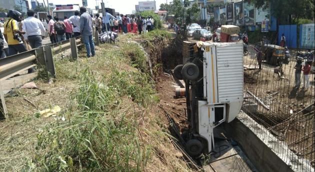 One of the vehicles that fell off the road on the Pune-Dehu bypass when a truck ploughed through traffic. (Ravindra Joshi/HT PHOTO) One of the vehicles that fell off the road on the Pune-Dehu bypass when a truck ploughed through traffic. (Ravindra Joshi/HT PHOTO)