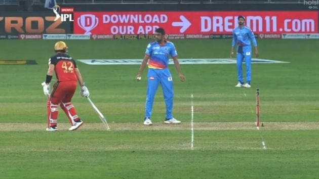 R Ashwin gives a warning to Aaron Finch.(@iplt20)