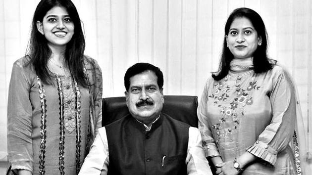 Suresh Angadi flanked by daughters, Shraddha (left) and Spoorti.(Photo by arrangement)