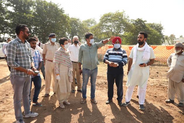 Haryana Pradesh Congress Committee president Kumari Selja reviews the situation at Haryana-Punjab border. (HT photo) Haryana Pradesh Congress Committee president Kumari Selja reviews the situation at Haryana-Punjab border. (HT photo)