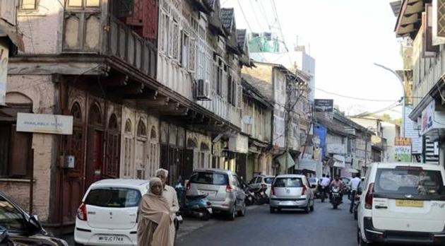 The cantonment board would be imposing fines starting Rs 1,000, Rs 2,000 and Rs 3,000 for the first, second and third offences before forcefully closing the shops. (HT PHOTO) The cantonment board would be imposing fines starting Rs 1,000, Rs 2,000 and Rs 3,000 for the first, second and third offences before forcefully closing the shops. (HT PHOTO)