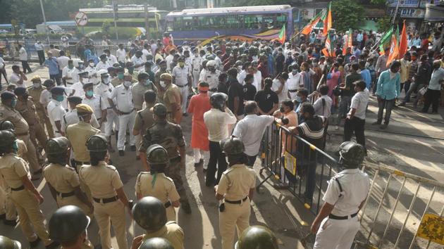 Police set up barricades to block Bharatiya Janata Party supporters gathered outside NRS Hospital in Kolkata where the post mortem was conducted on the body of BJP councilor Manish Shukla on Monday. (Samir Jana/HT PHOTO) Police set up barricades to block Bharatiya Janata Party supporters gathered outside NRS Hospital in Kolkata where the post mortem was conducted on the body of BJP councilor Manish Shukla on Monday. (Samir Jana/HT PHOTO)