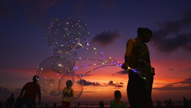 A street vendor sells light balloons at Juhu Beach in Mumbai on October 5. The decline has been attributed to Pune, Kolhapur, Nagpur, Nashik, Solapur and Jalgaon. In Pune, the daily caseload dropped to 2,396 on October 3, from four weeks ago, while Nagpur saw a drop to 631 cases, from 787 during this period. Kolhapur, Solapur and Sangli reported a decline to 315, 338 and 205 cases from 714, 703 and 888 cases respectively. (Satyabrata Tripathy / HT Photo)