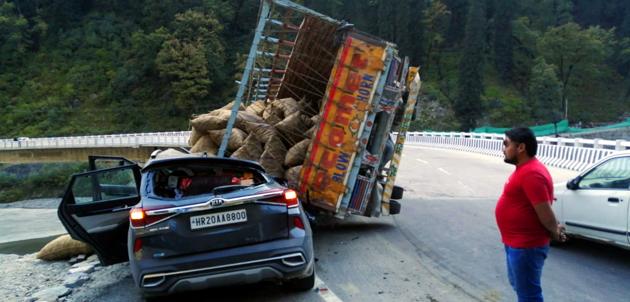 A truck loaded with potato coming from Lahaul towards Manali via Atal Tunnel overturned between Solang Nullah and Dhundhi on Tuesday. The truck also damaged a car in which some tourists were travelling. (Aqil Khan/Ht) A truck loaded with potato coming from Lahaul towards Manali via Atal Tunnel overturned between Solang Nullah and Dhundhi on Tuesday. The truck also damaged a car in which some tourists were travelling. (Aqil Khan/Ht)