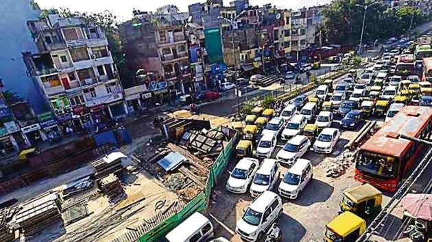 A traffic bottleneck at the intersection,(Arvind Yadav/HT PHOTO)