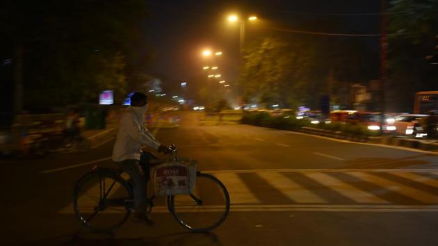 According to scientists at India Meteorological Department (IMD), there has been a consistent dip in the night temperature over the last few days and the wind speed has also slowed down.(Vipin Kumar/HT Photo)