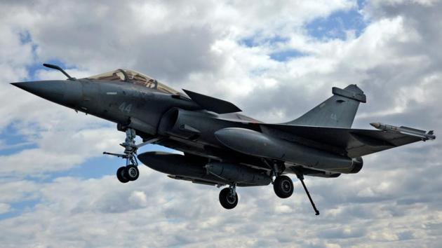 The Rafale will be flying in two different formations during the flypast. They will first fly with Jaguars and Mirage 2000 in the Arrowhead formation, followed by another formation involving the Sukhoi-30 and the Tejas light combat aircraft.(AFP File)