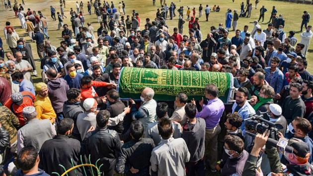 The funeral of police officer Altaf Hussain in Srinagar on Wednesday.(PTI) The funeral of police officer Altaf Hussain in Srinagar on Wednesday.(PTI)
