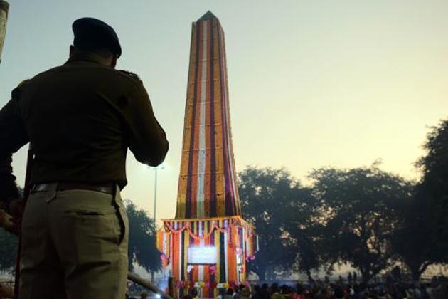 Security personnel at Vijay stambh of Bhima Koregaon in Pune. (Shankar Narayan/HT PHOTO) Security personnel at Vijay stambh of Bhima Koregaon in Pune. (Shankar Narayan/HT PHOTO)