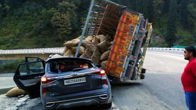 A Truck loaded with potatoes over turned mid way between Solang Nullah and Dhundhi near Atal tunnel. A car was also caught up in the accident . (HT Photo) A Truck loaded with potatoes over turned mid way between Solang Nullah and Dhundhi near Atal tunnel. A car was also caught up in the accident . (HT Photo)