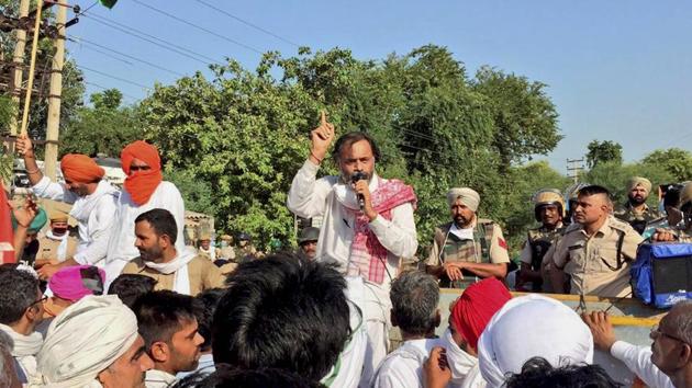 Swaraj India chief Yogendra Yadav addresses farmers protesting against the new farm bills in Sirsa .(PTI Photo) Swaraj India chief Yogendra Yadav addresses farmers protesting against the new farm bills in Sirsa .(PTI Photo)