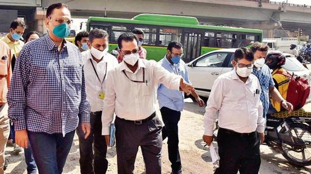 PWD minister Satyender Jain inspects Ashram Chowk after HT’s report pointed out the traffic mess in the area.(Sanjeev Verma/HT Photo)