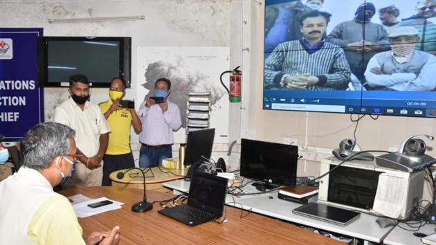 The QDA technology being inaugurated by chief minister Trivendra Singh Rawat here at SDRF control room on Thursday. (HT Photo) The QDA technology being inaugurated by chief minister Trivendra Singh Rawat here at SDRF control room on Thursday. (HT Photo)
