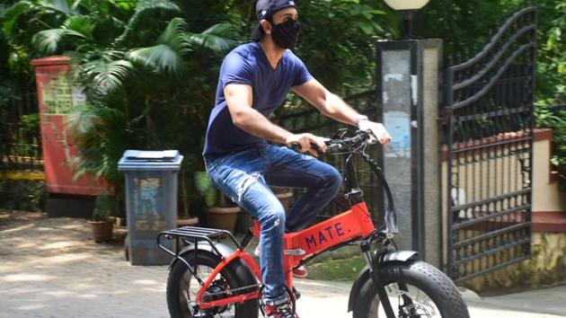 Ranbir Kapoor on his new bike.(varinder chawla) Ranbir Kapoor on his new bike.(varinder chawla)