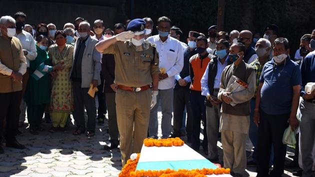 Himachal Pradesh director general of police Sanjay Kundu paying tributes to former governor of Manipur and Nagaland and ex-CBI director Ashwani Kumar before the cremation at Sanjauli in Shimla on Thursday. Kumar was also a former Himachal Pradesh Police chief.(Deepak Sansta/HT)