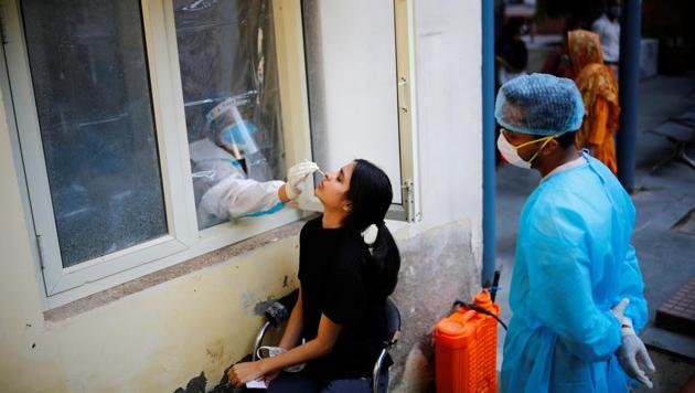 A health worker in personal protective equipment (PPE) collects a sample using a swab from a person at a local health centre to conduct tests for the coronavirus disease (Covid-19), amid the spread of the disease, in New Delhi, India October 7, 2020.(Reuters photo)