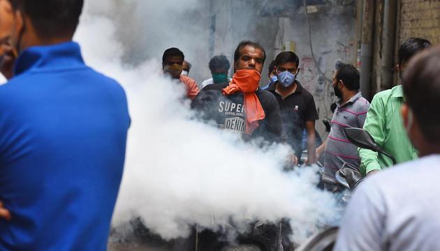 An MCD worker fumigates the Laxmi Nagar Market area as a preventive measure against the spread of dengue, malaria and chikungunya, in New Delhi, India, on Wednesday, September 23, 2020.(Raj K Raj/HT PHOTO) An MCD worker fumigates the Laxmi Nagar Market area as a preventive measure against the spread of dengue, malaria and chikungunya, in New Delhi, India, on Wednesday, September 23, 2020.(Raj K Raj/HT PHOTO)