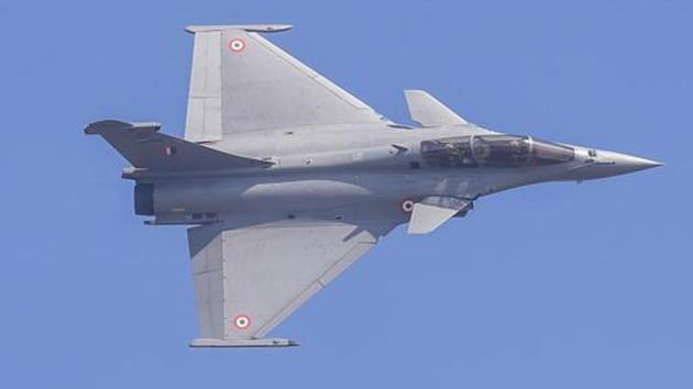 Indian Air Force's Rafale jet flies past.(PTI) Indian Air Force's Rafale jet flies past.(PTI)