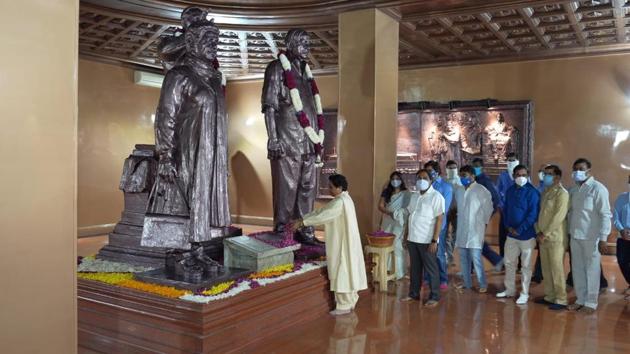 BSP national president Mayawati paying tribute to party founder Kanshi Ram on his 14th death anniversary in a programme organised at Prerna Kendra, New Delhi, on Friday.(HT Photo)