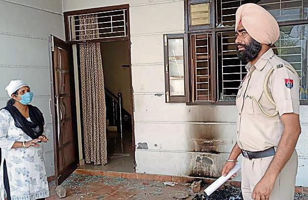 Police at the crime scene in Karnail Singh Nagar. (HT PHOTO) Police at the crime scene in Karnail Singh Nagar. (HT PHOTO)