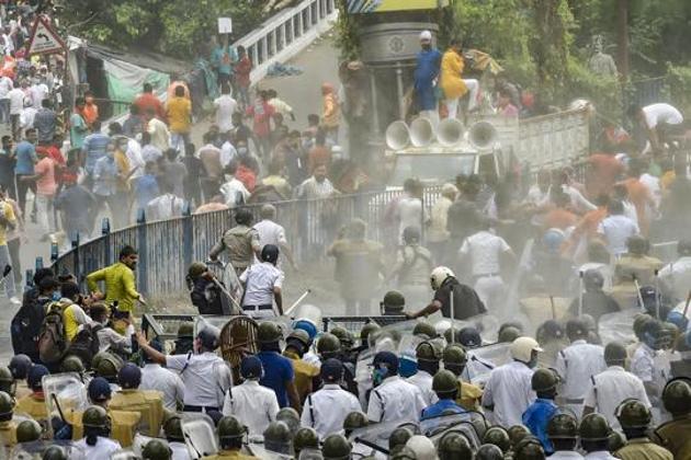 Police baton charge Bharatiya Janta Yuva Morcha activists during their march to protest several issues in the state in Kolkata on Thursday.(PTI Photo) Police baton charge Bharatiya Janta Yuva Morcha activists during their march to protest several issues in the state in Kolkata on Thursday.(PTI Photo)