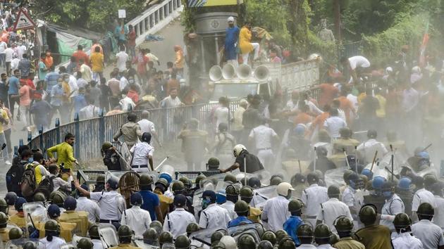 Police baton charge to disperse Bharatiya Janta Yuva Morcha activists during their Nabanna march on October 8.(PTI)