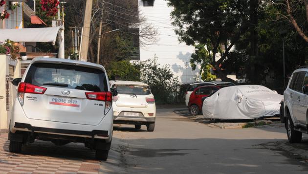 Lack of parking space forces people to leave their vehicles on the roads or pavements.(HT Photo)
