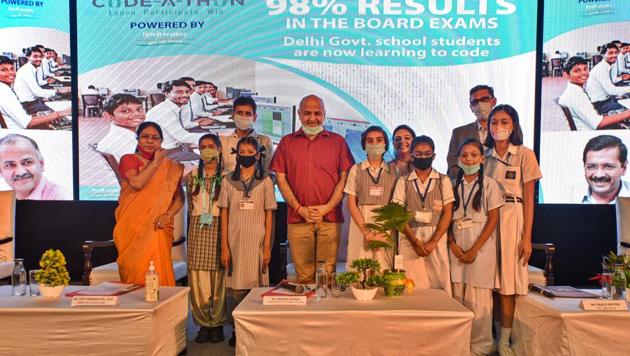 Saroj Bala Sain, Additional Director Education, Government of Delhi, Udit Prakash Rai, Director Education, Government of Delhi, Delhi Deputy Chief Minister Manish Sisodia and Rajeev Beotra, Executive Director, HT Media Ltd stand for a group photo with students at the launch of the CODE-A-THON campaign at Veer Savarkar Sarvodaya Kanya Vidyalaya, in Kalkaji, New Delhi, India, on Thursday, October 08, 2020.(Biplov Bhuyan/HT PHOTO)