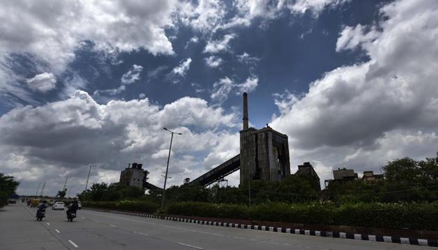 Vehicles on city roads on a cloudy day near Rajghat Thermal Power Plant in New Delhi, India, on Friday, August 21, 2020.(Hindustan Times)