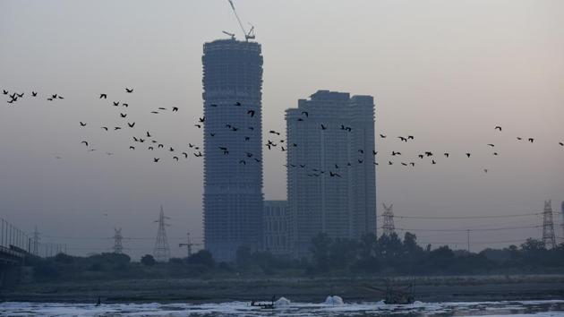 Birds fly over the heavily polluted waters of the Yamuna River, at Kalindi Kunj in New Delhi, India, on Thursday, October 8, 2020. (Biplov Bhuyan/HT photo) Birds fly over the heavily polluted waters of the Yamuna River, at Kalindi Kunj in New Delhi, India, on Thursday, October 8, 2020. (Biplov Bhuyan/HT photo)