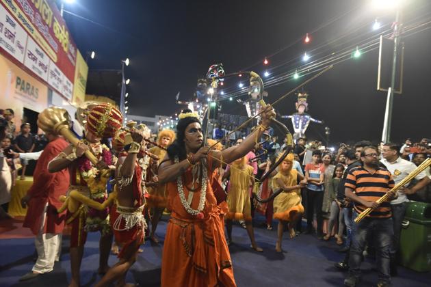 Hundreds of artists, gigantic stage and thousands of audience make Ramlilas in Delhi-NCR a spectacle that can only be witnessed to be believed.(Photo: Sonu Mehta/HT)
