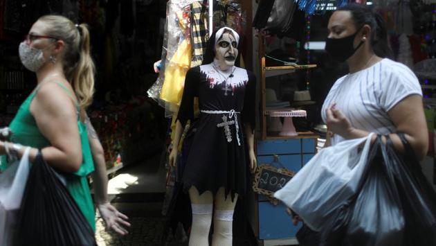 People walk around the Saara street market amid the coronavirus outbreak in Rio de Janeiro on October 7. Brazil’s infection figures have fallen to about 27,000 cases and 700 deaths daily from more than 45,000 cases and 1,000 deaths per day from when the country was at the peak of Covid-19 infections, AP reported. (Pilar Olivares / Reuters)