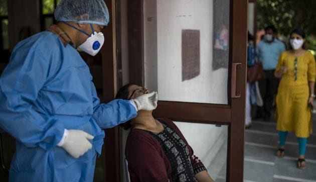 A health worker takes a nasal swab to test for Covid-19 in New Delhi, India, Thursday, Oct. 8, 2020.(AP photo)