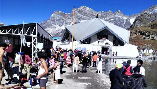Pilgrims outside Hemkund Sahib shrine ahead of it closing for this year. (HT Photo) Pilgrims outside Hemkund Sahib shrine ahead of it closing for this year. (HT Photo)
