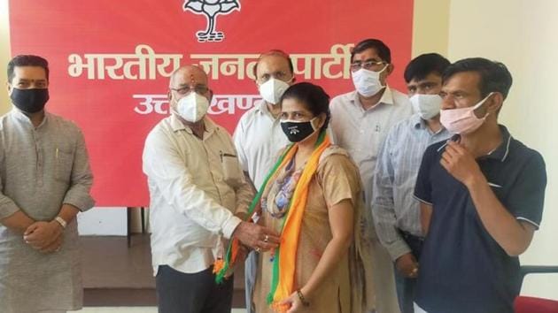 Shayara Bano joining BJP at the party’s state headquarters in the presence of state unit president Bansidhar Bhagat (left) in Dehradun on Saturday.(HT PHOTO.) Shayara Bano joining BJP at the party’s state headquarters in the presence of state unit president Bansidhar Bhagat (left) in Dehradun on Saturday.(HT PHOTO.)