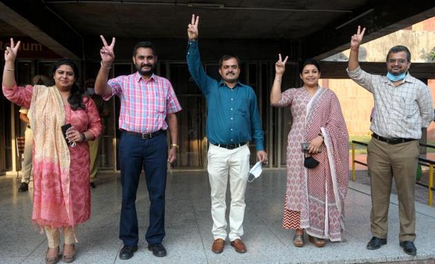 (From left) Joint secretary Sarvnarinder Kaur, secretary Amarjit Singh Naura, president Mritunjay Kumar, vice-president Supinder Kaur and treasurer Nitin Arora after result of PUTA elections were announced on the Panjab University campus in Chandigarh on Friday. (Ravi Kumar/HT) (From left) Joint secretary Sarvnarinder Kaur, secretary Amarjit Singh Naura, president Mritunjay Kumar, vice-president Supinder Kaur and treasurer Nitin Arora after result of PUTA elections were announced on the Panjab University campus in Chandigarh on Friday. (Ravi Kumar/HT)