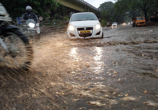 Waterlogging was reported in various parts of the city on Saturday after a total of 11mm rainfall was recorded in 30 minutes. (HT PHOTO) Waterlogging was reported in various parts of the city on Saturday after a total of 11mm rainfall was recorded in 30 minutes. (HT PHOTO)