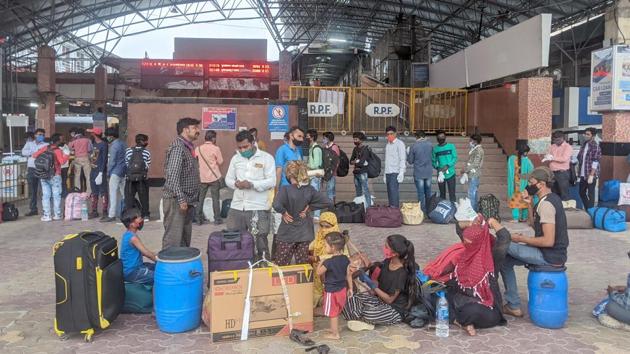 Passengers Relieved As First Special From Pune Reaches Mumbai Post Relaxations Hindustan Times Ticket price for a single journey on the ac train is 1.3 times that of the same journey in first class.