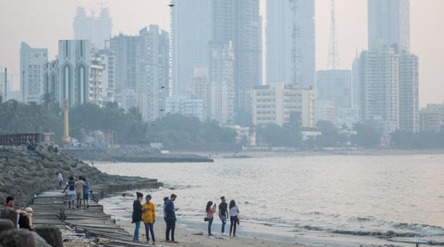 People out by Dadar Chowpatty in Mumbai on October 9. Maharashtra on October 9 went past 1.5 million Covid-19 cases with the addition of 12,134 fresh infections, which took the state’s tally to 1,506,018. The state also reported 302 fatalities, pushing the death toll in the state to 39,732. The state currently has 236,491 active Covid-19 cases. (Pratik Chorge / HT Photo)