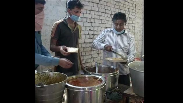 People from every walks of life queue up outside Nangloi’s Shyam Rasoi between 11 am to 1 pm to eat their lunch for just <span class='webrupee'>₹</span>1.(ANI)