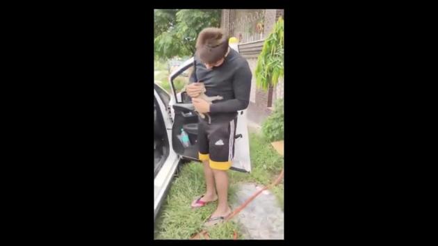 The image shows a monkey hugging its hooman. (Twitter/@dawn2dusk_30) The image shows a monkey hugging its hooman. (Twitter/@dawn2dusk_30)