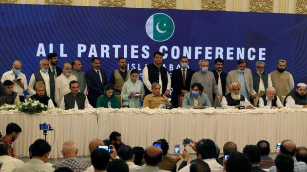 Leaders of the Pakistan's opposition political parties address the closing session of the All Parties Conference (APC) in Islamabad, Pakistan September 20, 2020.(REUTERS)
