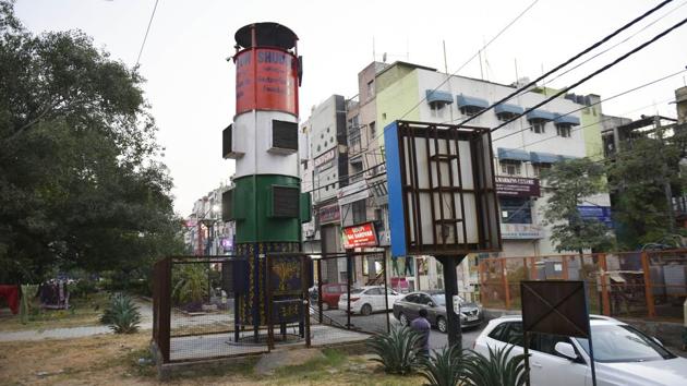 A smog tower to control air pollution levels, at Central Market in Lajpat Nagar, New Delhi on October 9. In line with the action plan, a similar smog tower is to come up in Connaught Place within 10 months, Kejriwal said in a video press briefing on October 9. The central government is already working on one in Anand Vihar. (Vipin Kumar / HT Photo)