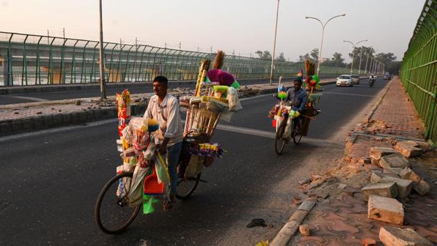 Street vendors selling cleaning equipment seen at Kalindi Kunj in New Delhi on October 8. According to an analysis by the Council on Energy, Environment and Water, a Delhi-based think tank, transportation contributes the most to Delhi’s air pollution. Road dust is the second largest source of air pollution in the city, followed by industries, thermal power plants and construction, PTI reported. (Biplov Bhuyan / HT Photo)