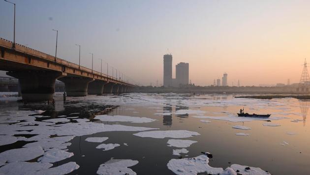 A view of the polluted Yamuna River, at Kalindi Kunj in New Delhi on October 8. Smoke emanating from the burning of stubble by farmers in Delhi’s neighbouring states, but mostly in Punjab and Haryana, is a significant contributor to Delhi’s air pollution -- almost 44% according to the Delhi government -- every winter. (Biplov Bhuyan / HT Photo)
