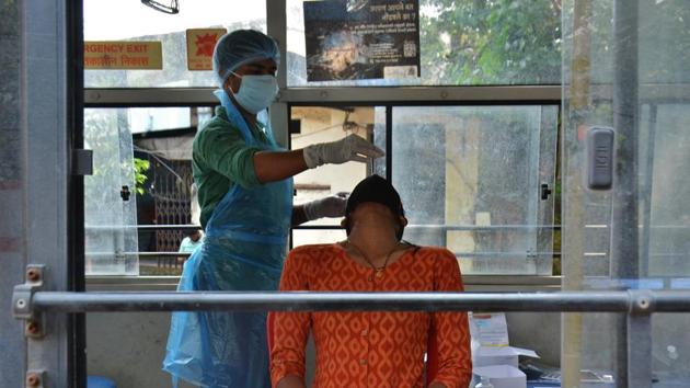 Thane Municipal Corporation conducting free rapid antigen Covid-19 test of people in the mobile bus Covid-19 test center.(Praful Gangurde) Thane Municipal Corporation conducting free rapid antigen Covid-19 test of people in the mobile bus Covid-19 test center.(Praful Gangurde)