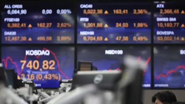 Currency traders watch computer monitors at the foreign exchange dealing room in Seoul, South Korea on June 4, 2020.(AP File Photo ) Currency traders watch computer monitors at the foreign exchange dealing room in Seoul, South Korea on June 4, 2020.(AP File Photo )