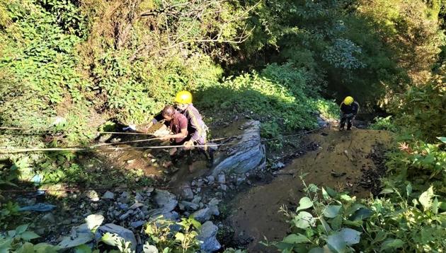 A team of Uttarakhand state disaster response force (SDRF) carrying out a search operation to rescue 36-year-old man who had fallen into a 250m ravine en route Kedarnath shrine in Jungle Chatti area of Chamoli district.(HT Photo)